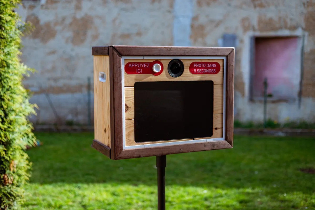 Photobooth JJLR Films — gros plan de la structure bois avec boutons et &eacute;cran